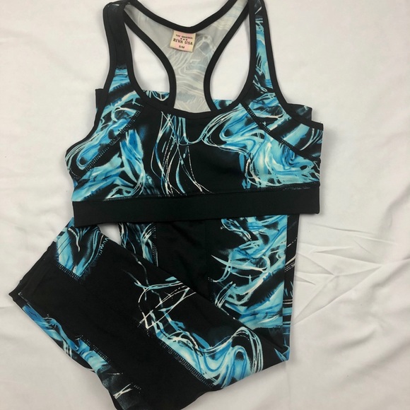 Matching activewear set - Picture 2 of 2